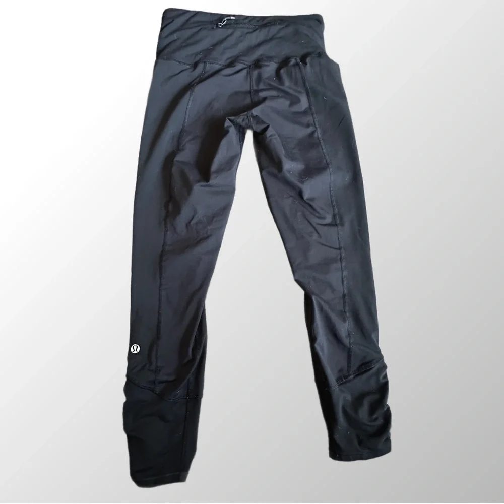 Lululemon Black and White Floral Front Leggings with Ruching Cuff in size‎ 4